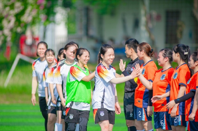 images/kids_playing_football.jpg